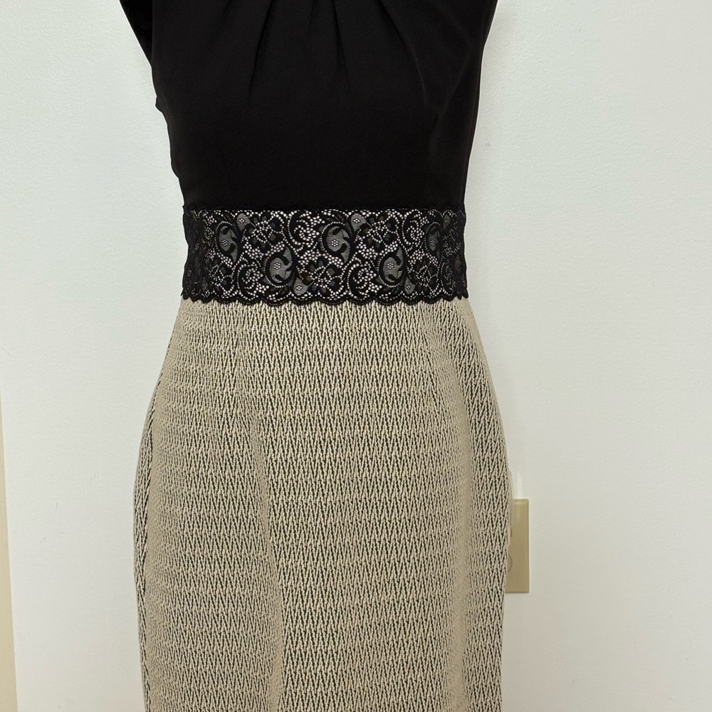 London Times Elegant Black and Tan Dress with Lace Detail Size 8